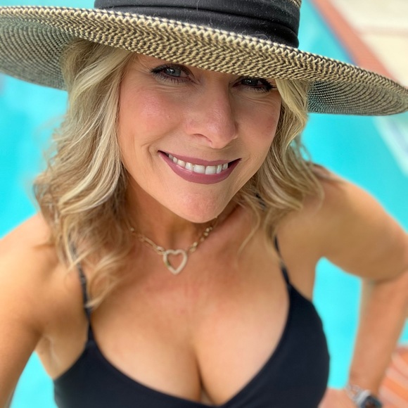 Meet your Posher, Cyndy - Picture 1 of 3